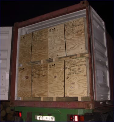 Beladener Container mit Exportkisten zur Verschiffung