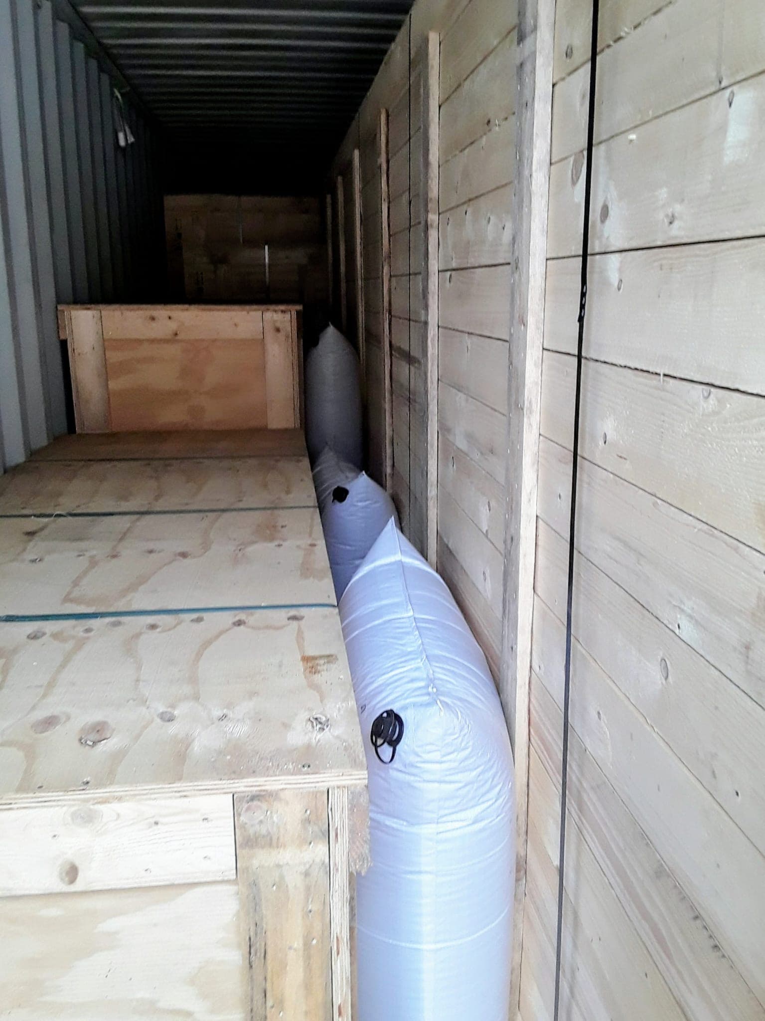 Container mit Stauholz und Airbags zur Ladungssicherung