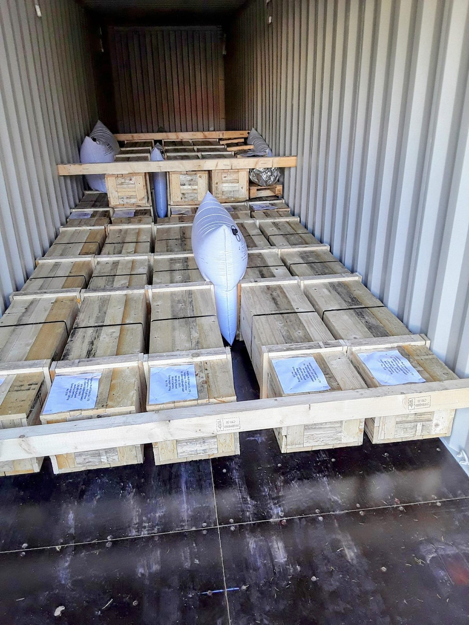 Vollbeladener Container mit Airbag-Sicherung