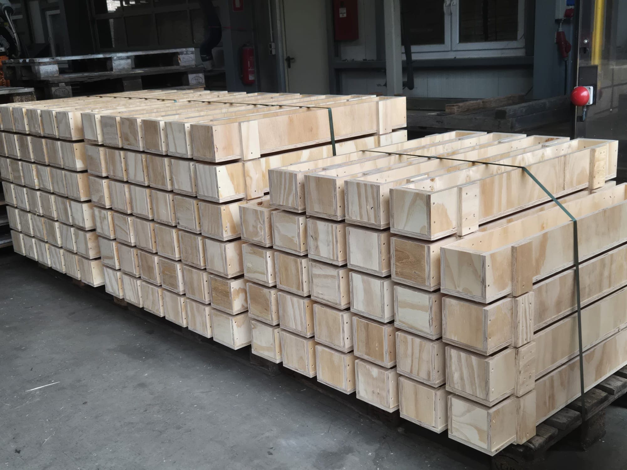 Exportkisten gebündelt und versandfertig