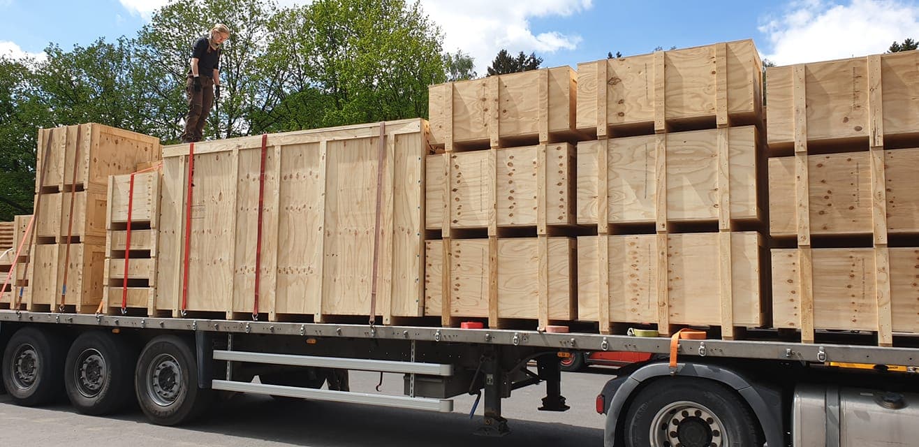 LKW beladen mit Exportkisten auf der Straße