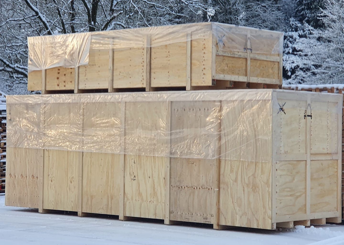 Exportkisten folienverpackt im Winter
