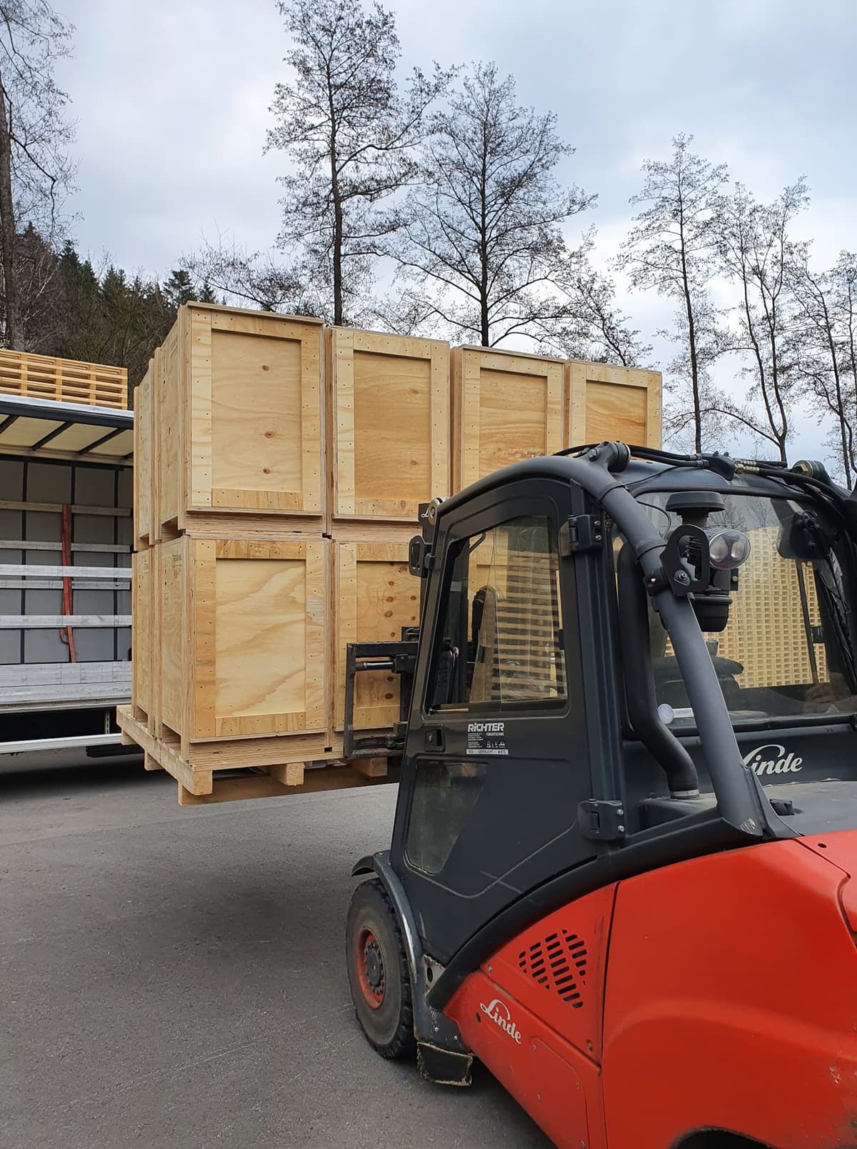 Gabelstapler belädt LKW mit Exportkisten — Verladung im Werk