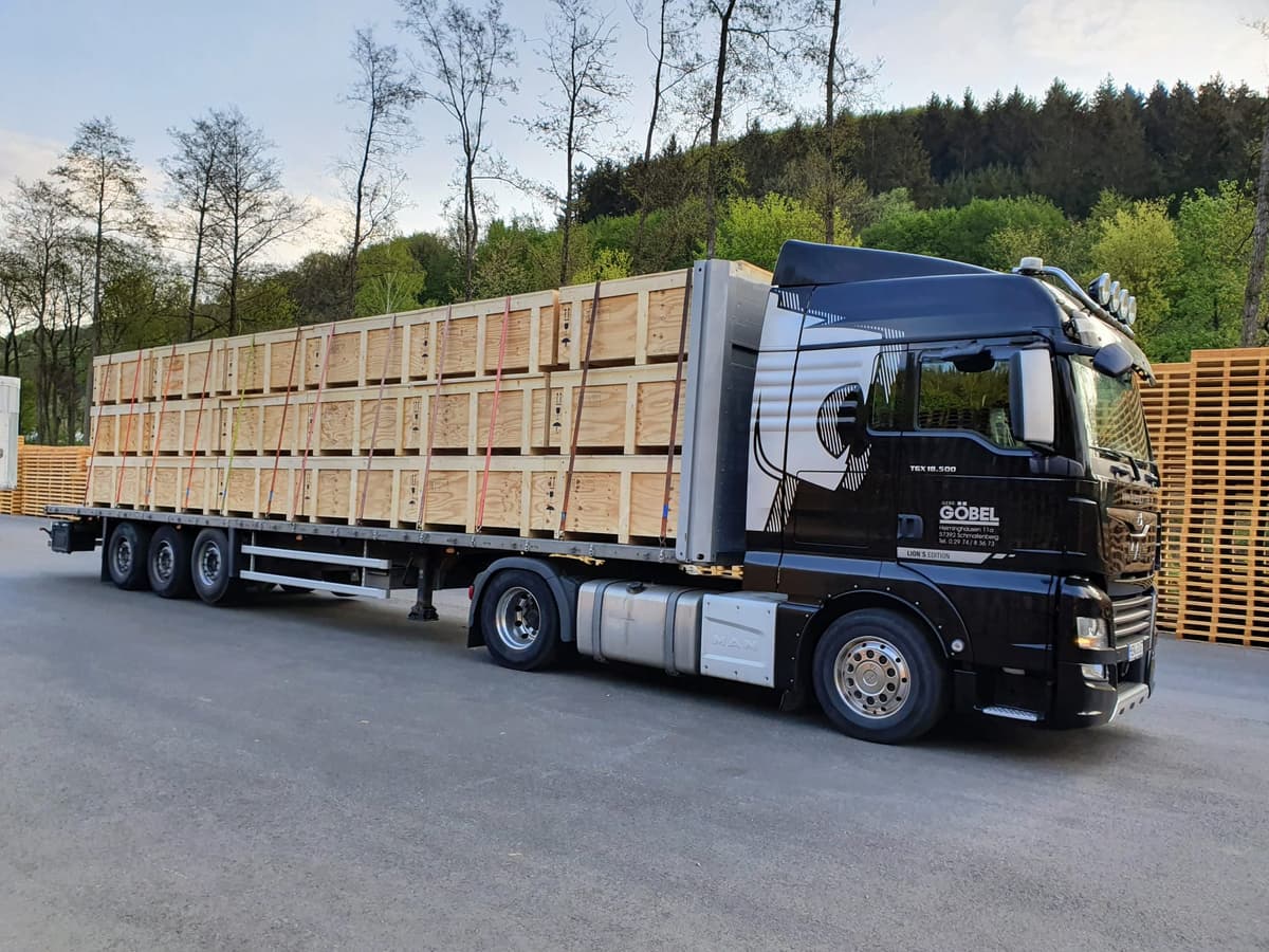Göbel LKW beladen mit Exportkisten — Sauerland im Hintergrund