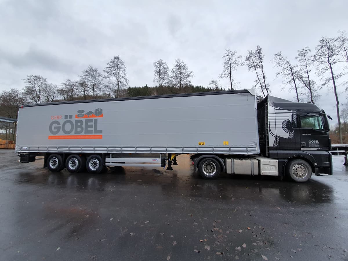 Göbel LKW mit Firmenbranding — Lieferung deutschlandweit