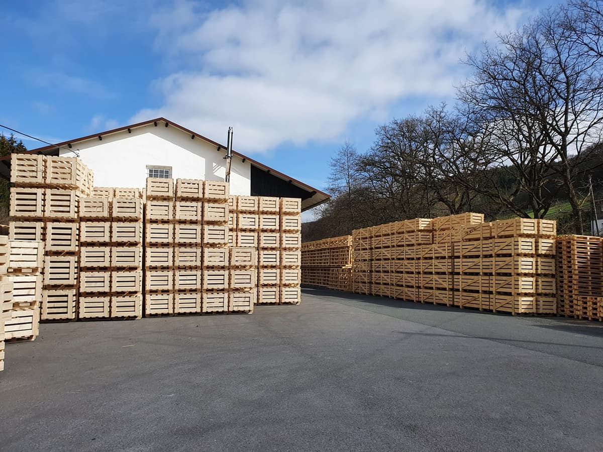Großes Außenlager mit gestapelten Holzverschlägen — Betriebshof