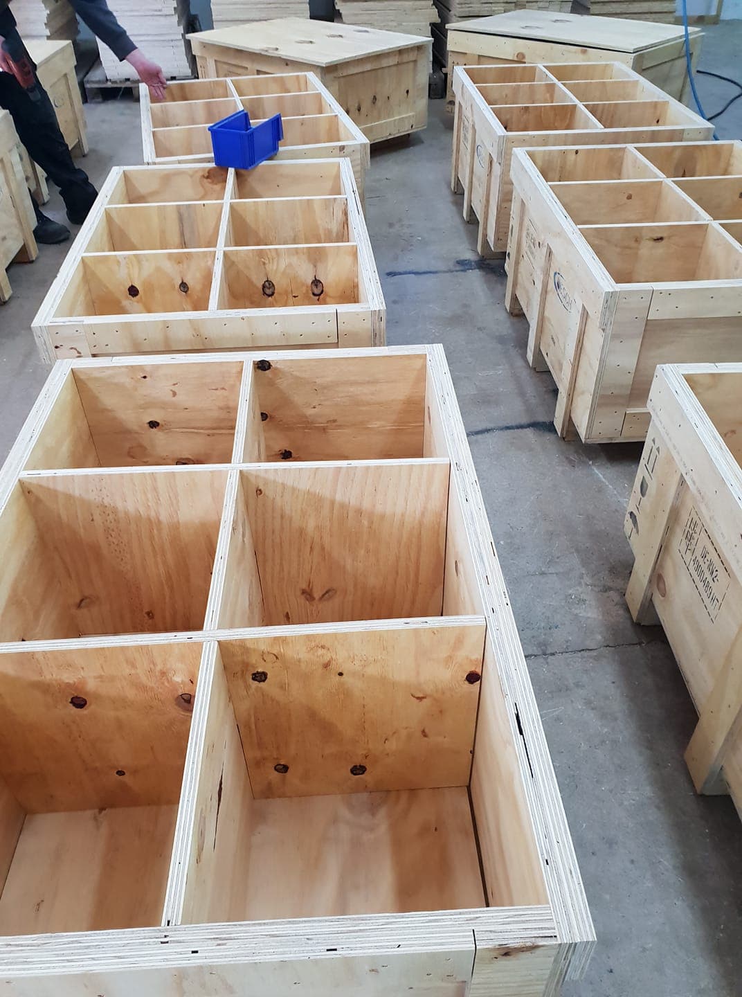 Holzkisten mit Raster-Facheinteilung