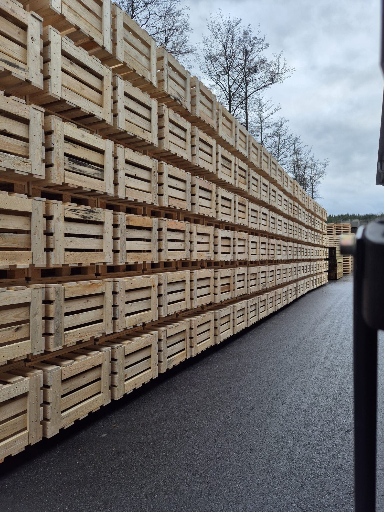 Lange Reihe Holzkisten im Außenlager