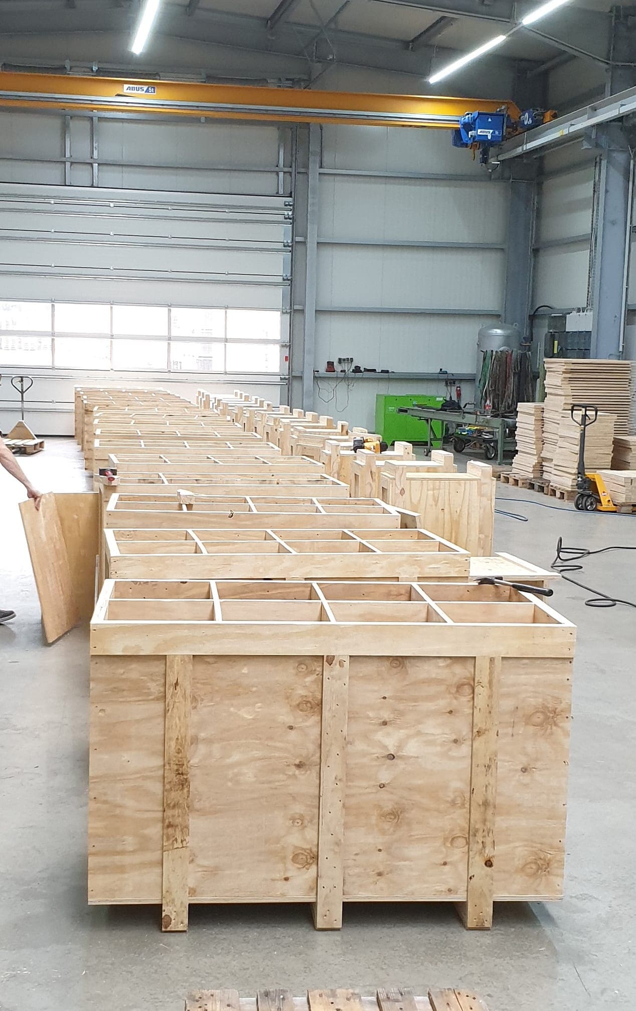 Holzkisten mit Zwischenteilern in Serienproduktion