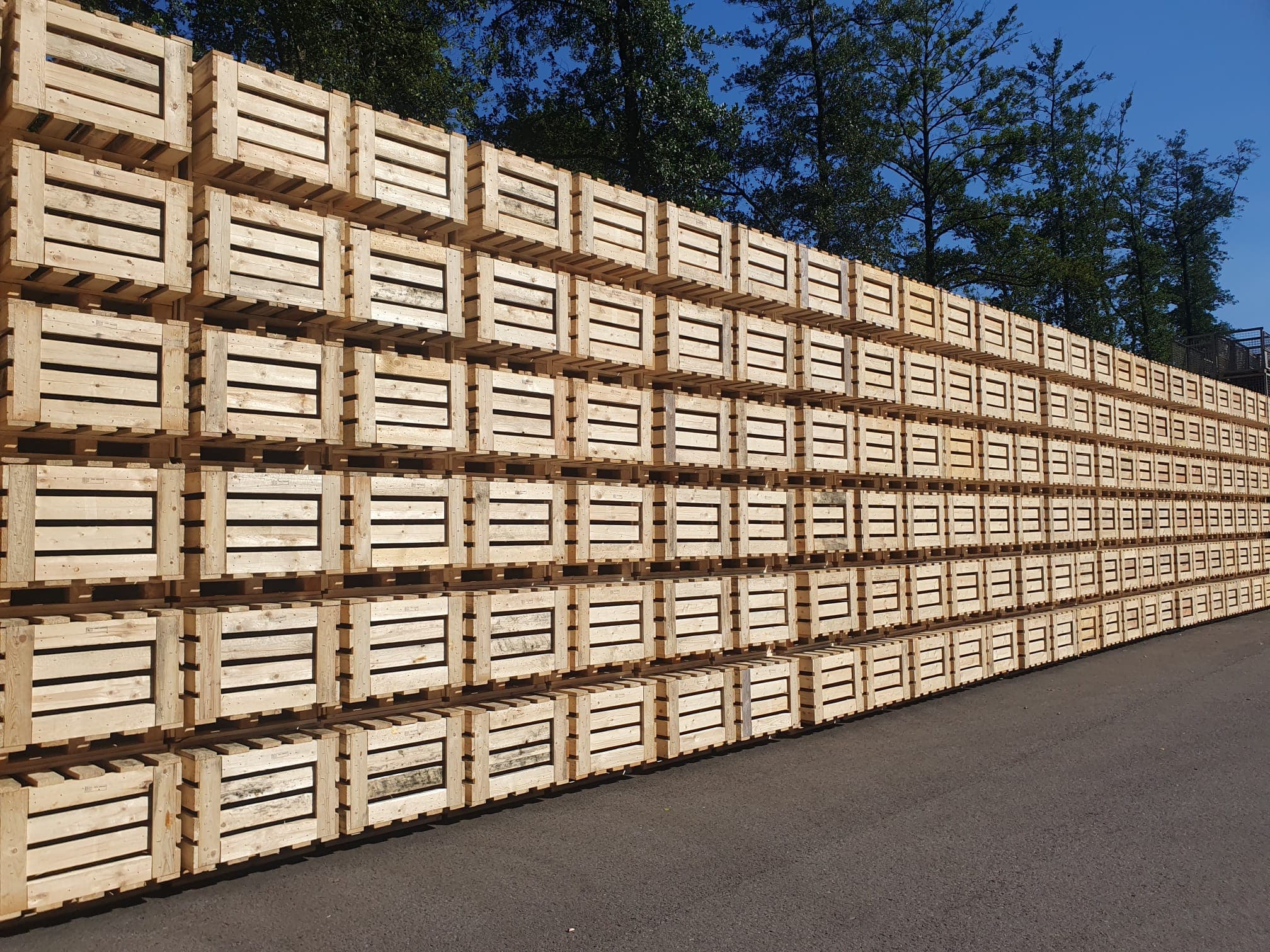 Gestapelte Holzkisten auf dem Betriebshof