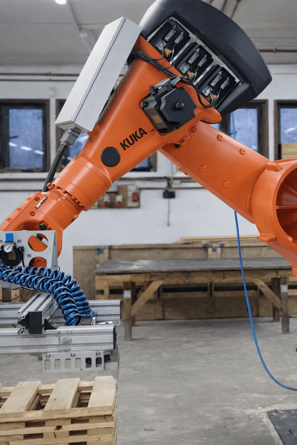 KUKA Roboter in der Fertigung — automatisierte Palettenproduktion