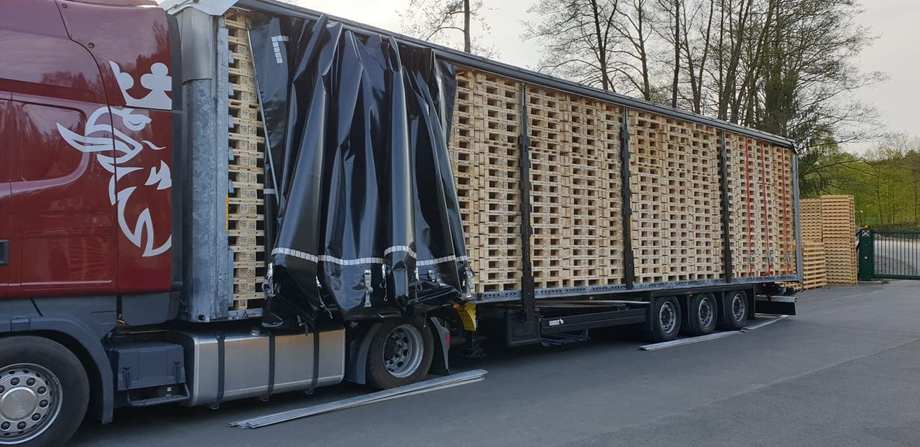 LKW beladen mit Holzpaletten