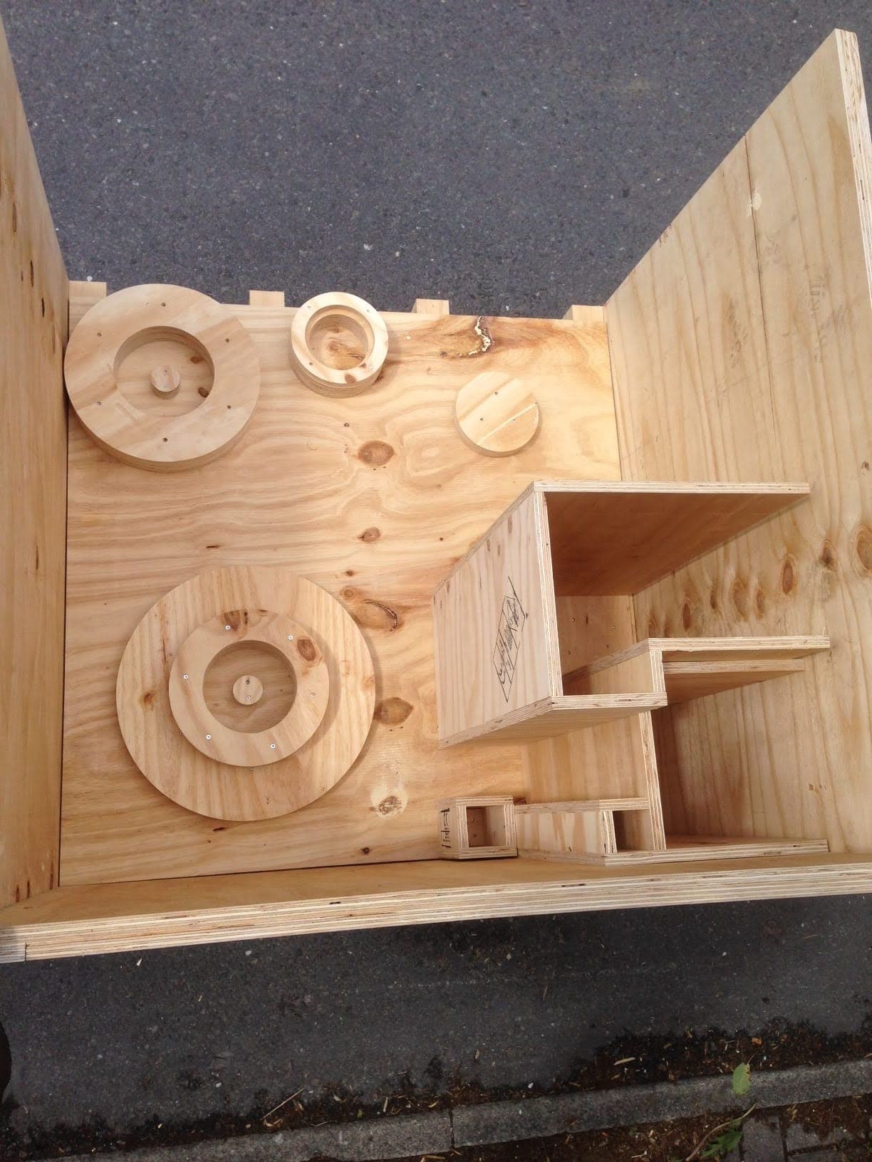 CNC-gefräste Einbauteile und Halterungen in Sonderkiste