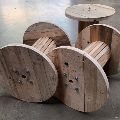 Große Holz-Kabeltrommeln in der Fertigungshalle