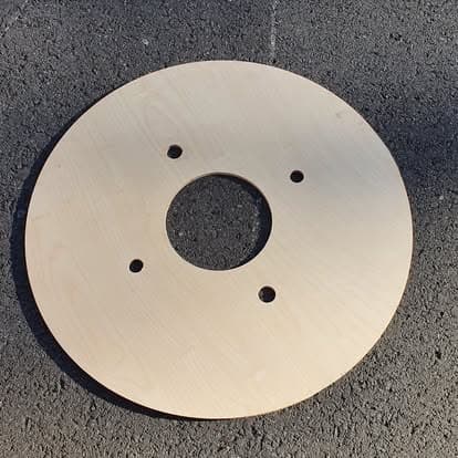 CNC-gefräste Sperrholzscheibe mit Bohrungen
