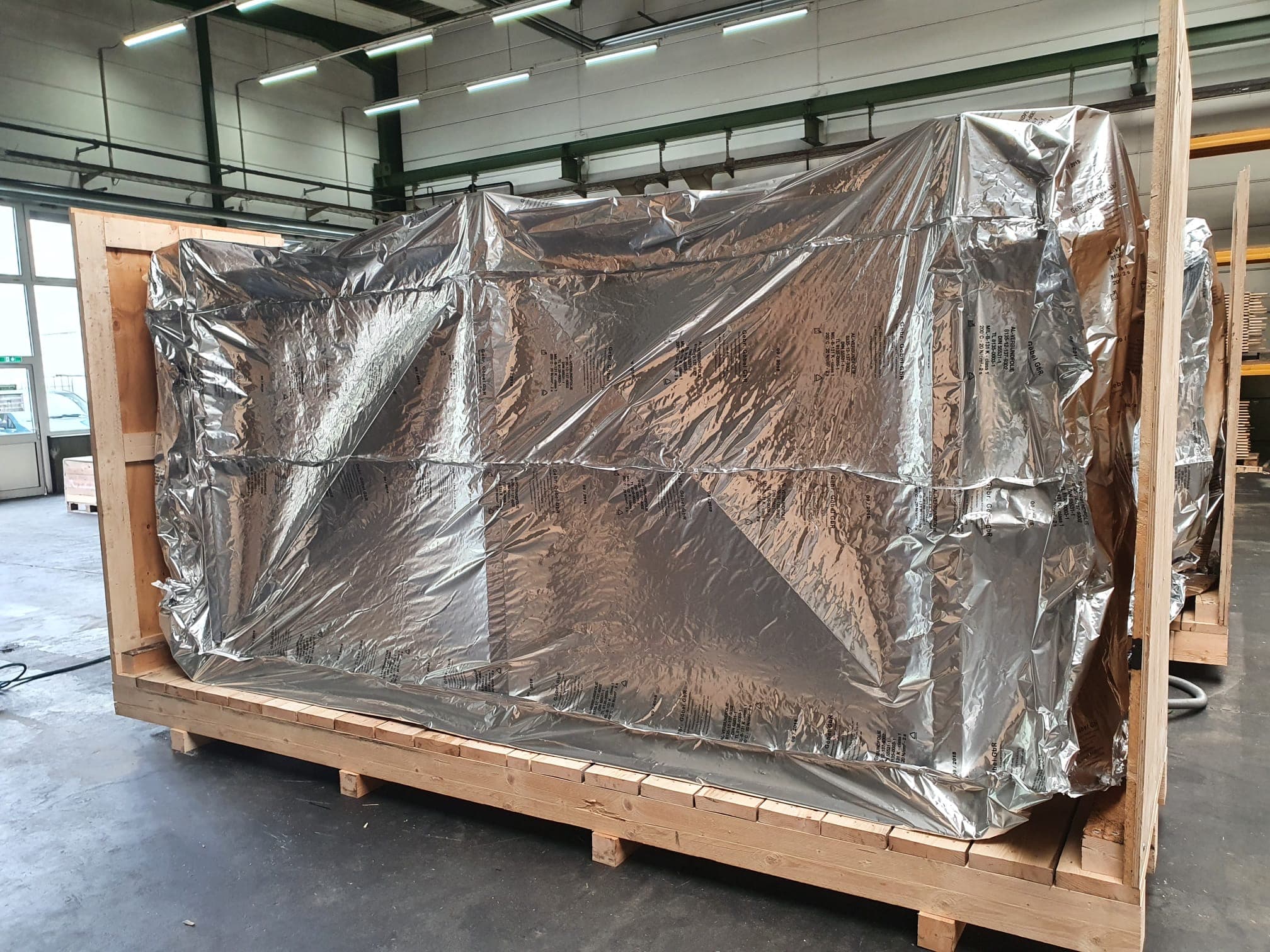 Vakuumverpackung mit Aluverbundfolie nach DIN 55531-1 in Holzkiste — Schutz vor Korrosion und Feuchtigkeit für Exportmaschinen