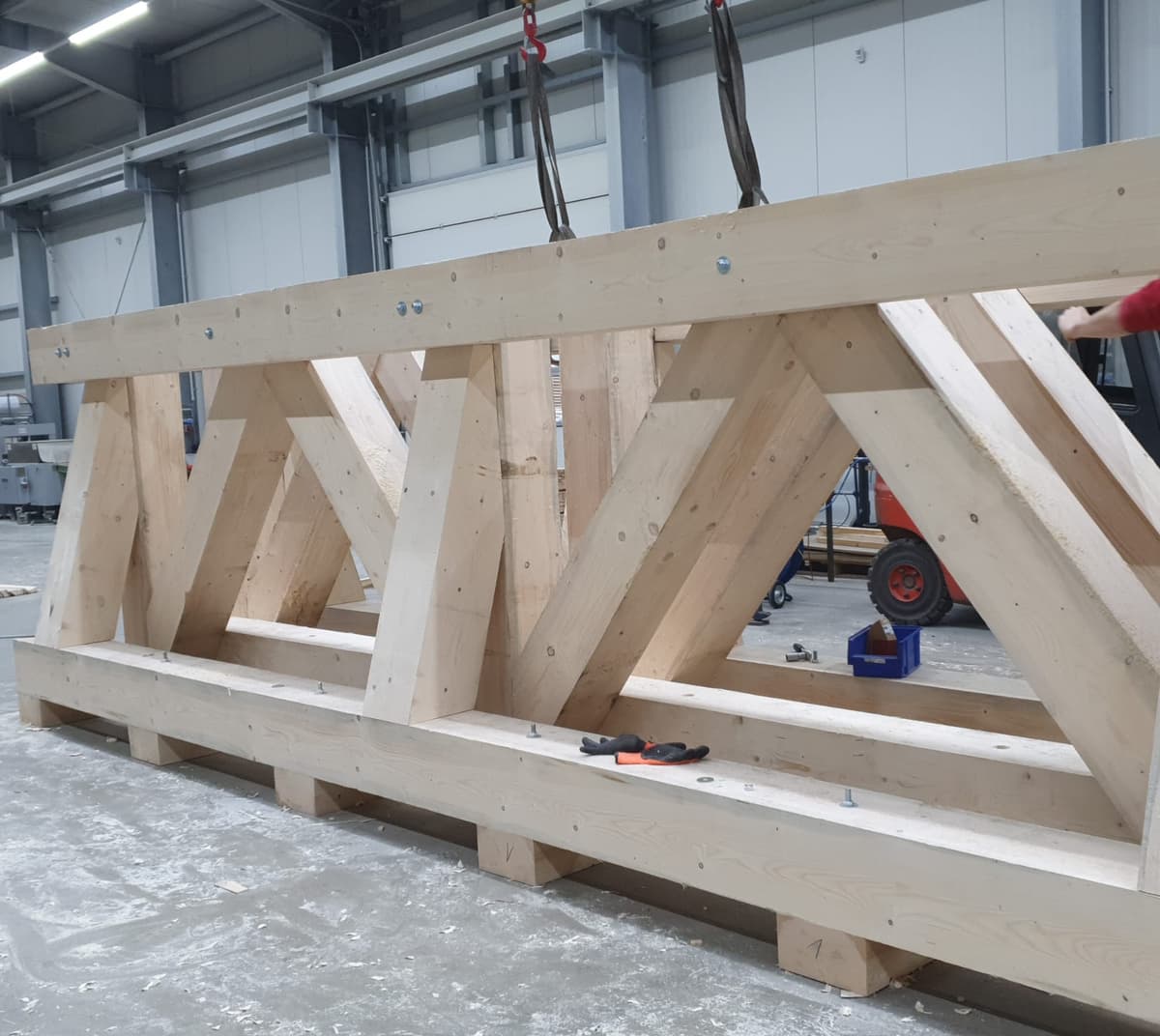 Schwerlast-Sonderkonstruktion aus Holz in der Fertigungshalle
