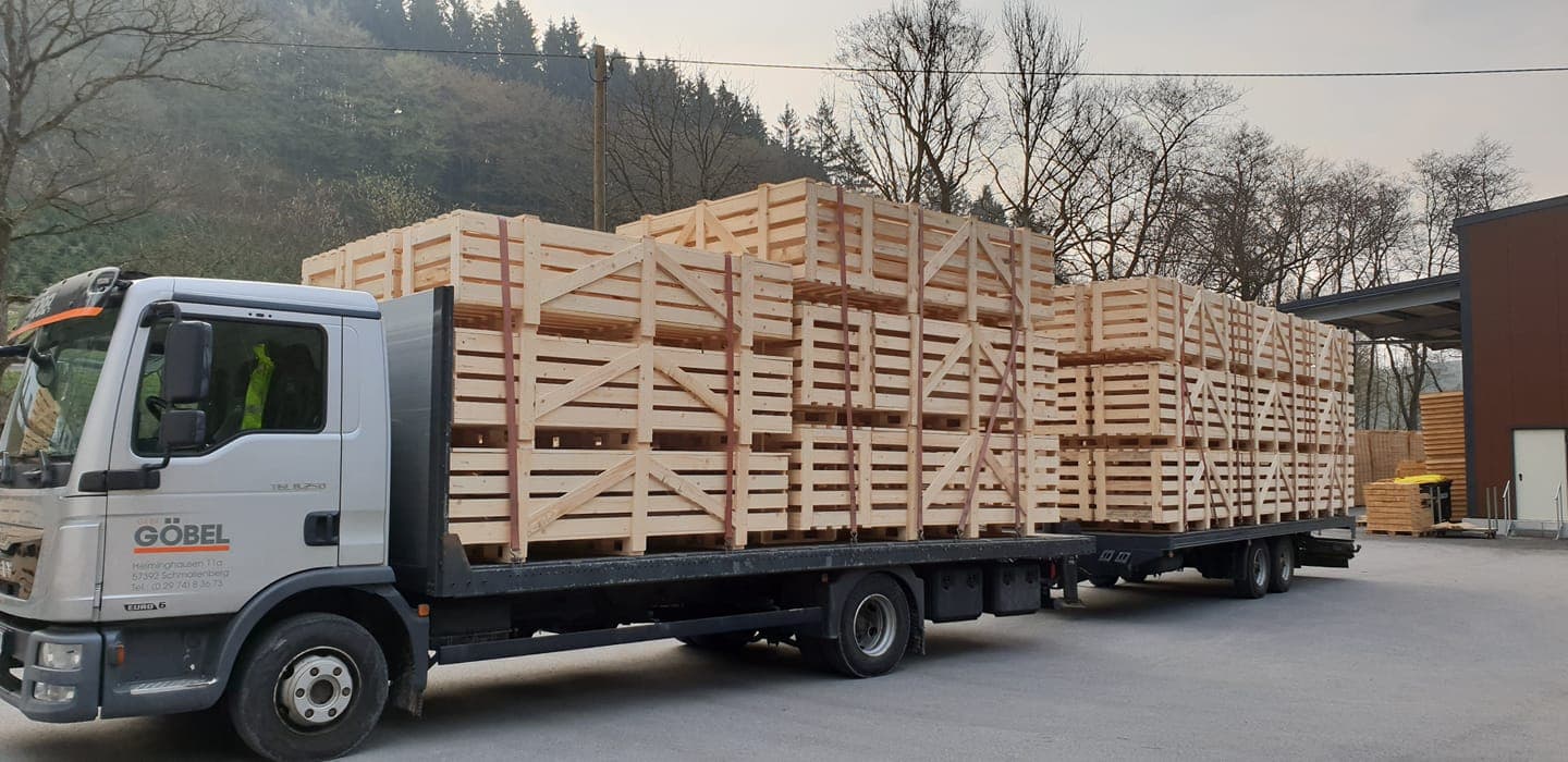 Göbel-LKW vollbeladen mit Holzverschlägen